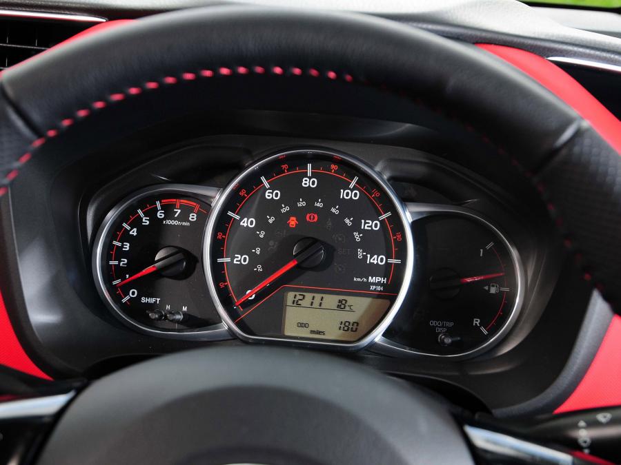  Toyota Yaris 5-Door 2014 года  (UK) (фото 16 из 38)